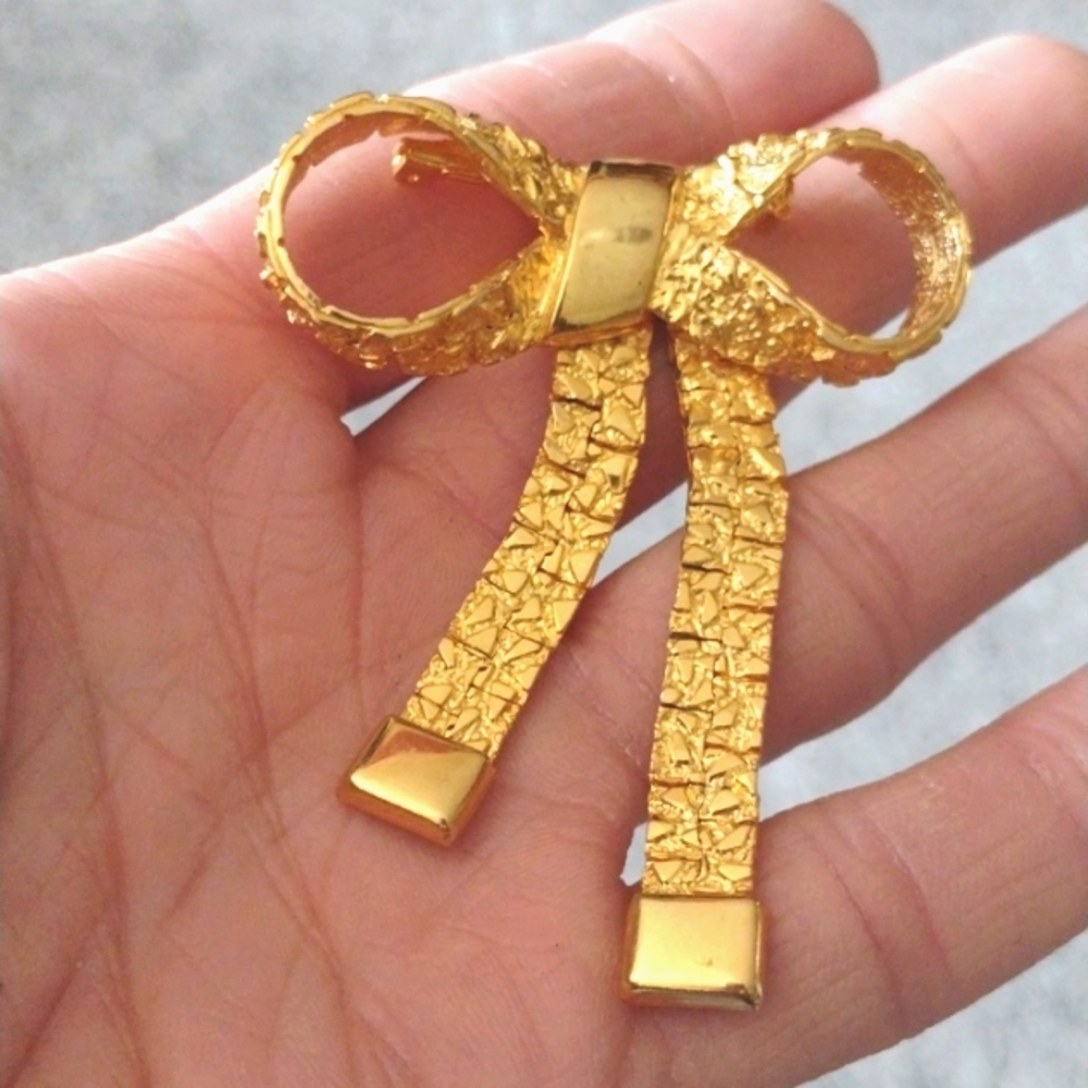 VINTAGE 80s GOLD-TONE NUGGET DESIGN FLEXIBLE BOW RIBBON 3" BROOCH PIN